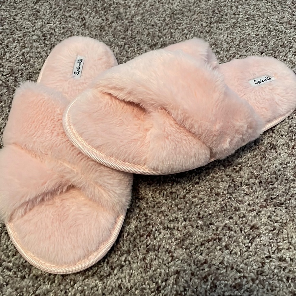 Splendid pink faux fur slippers